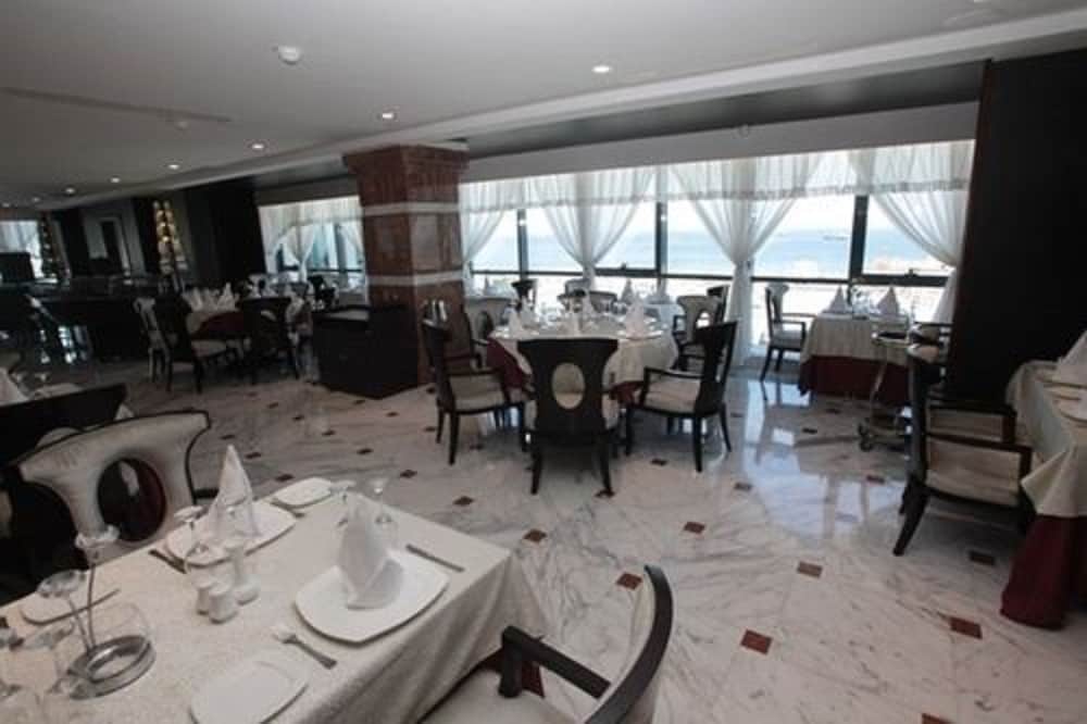 Фото Oasis Hotel