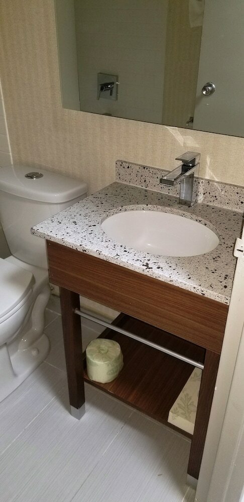 Фото Baymont by Wyndham Montreal Airport