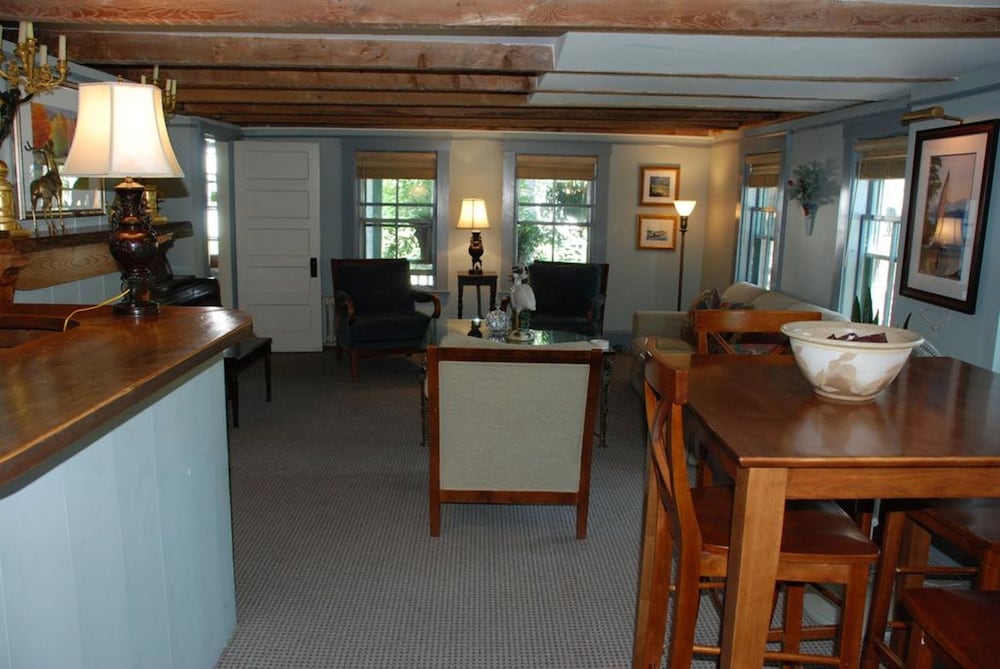 Фото Follansbee Inn