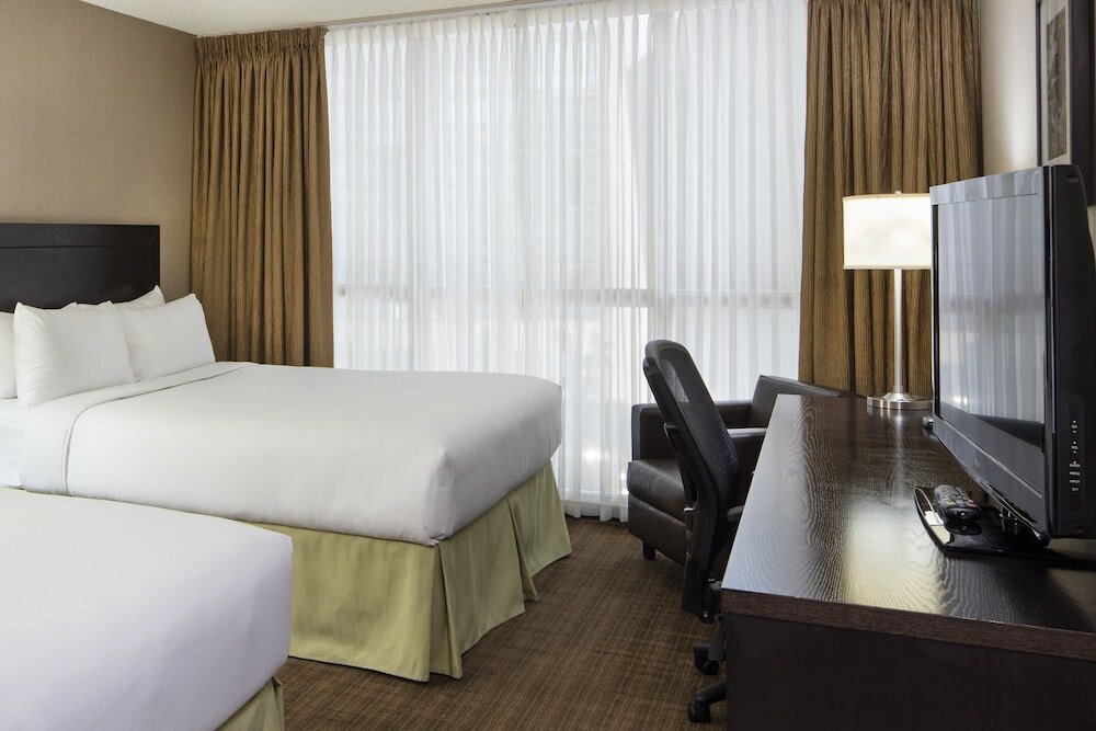 Фото Delta Hotels Calgary Airport In Terminal