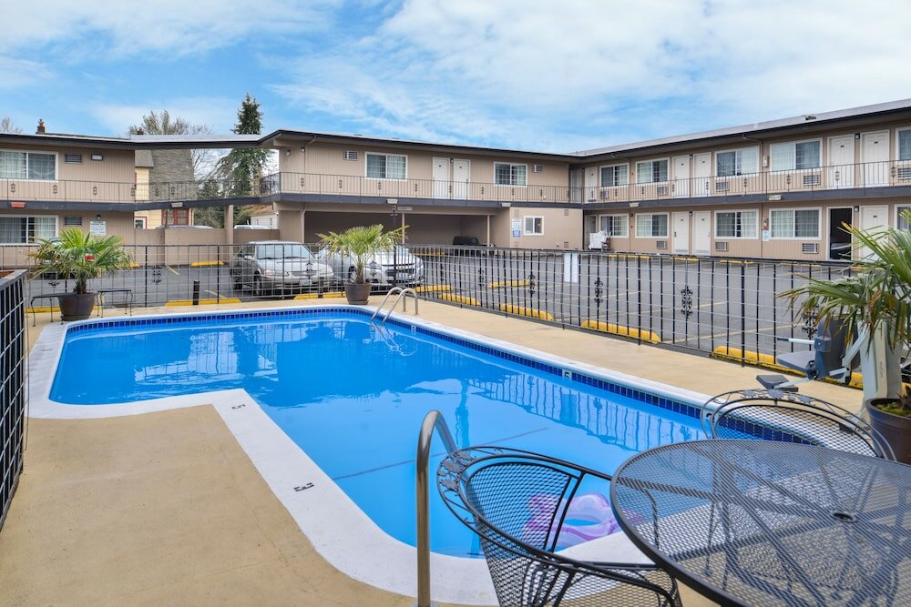 Фото University Inn & Suites