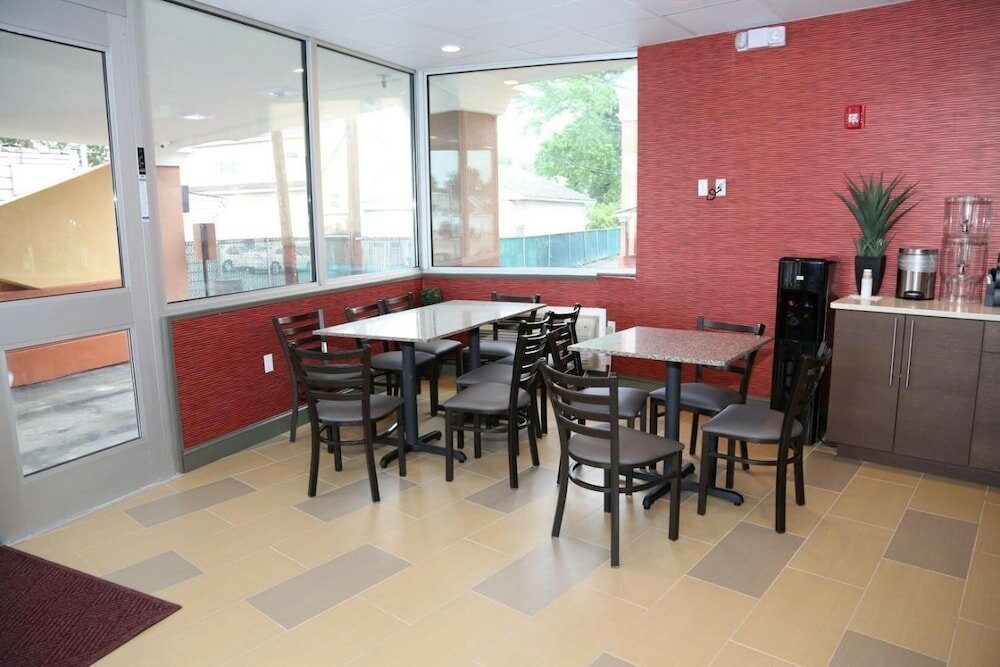 Фото Red Carpet Inn Elmwood Park