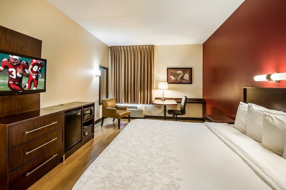 Фото Red Roof Inn Plus+ Long Island - Garden City