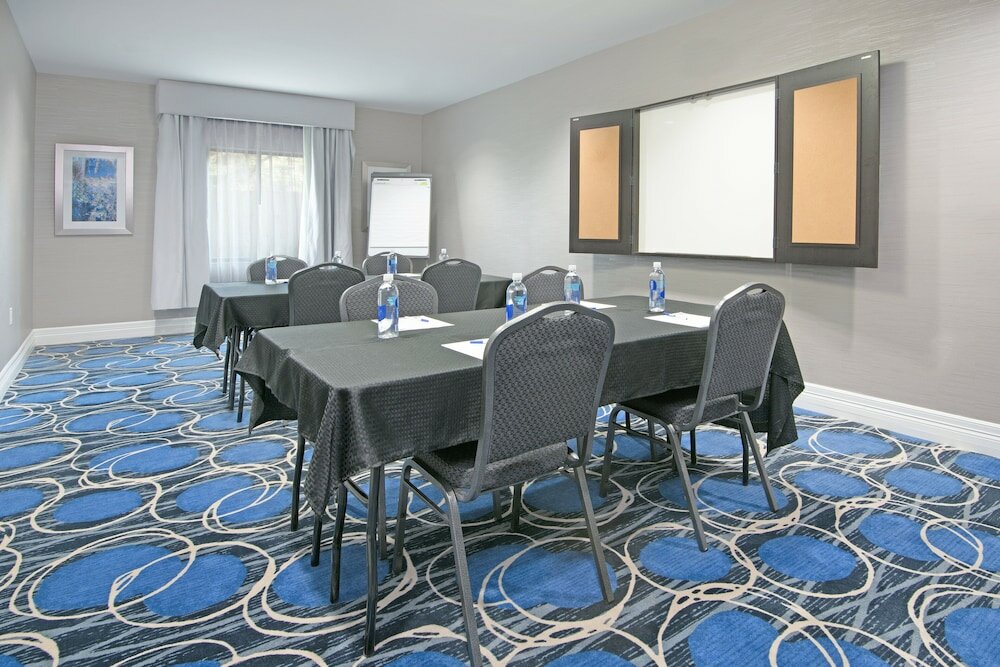 Фото Holiday Inn Express & Suites Houston North - Iah Area, an Ihg Hotel