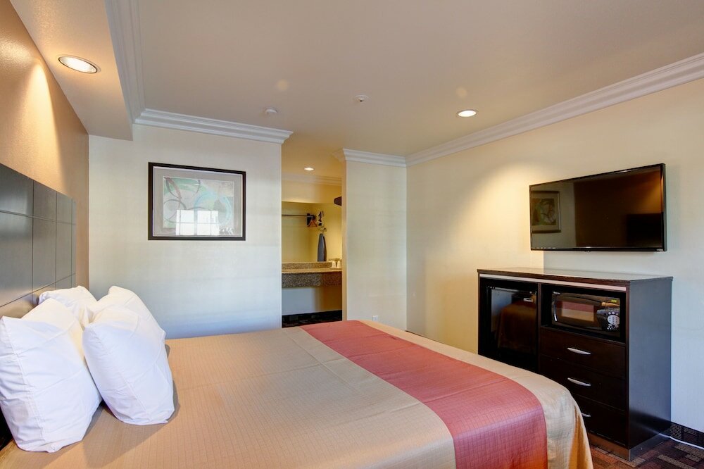 Фото Ontario Inn & Suites