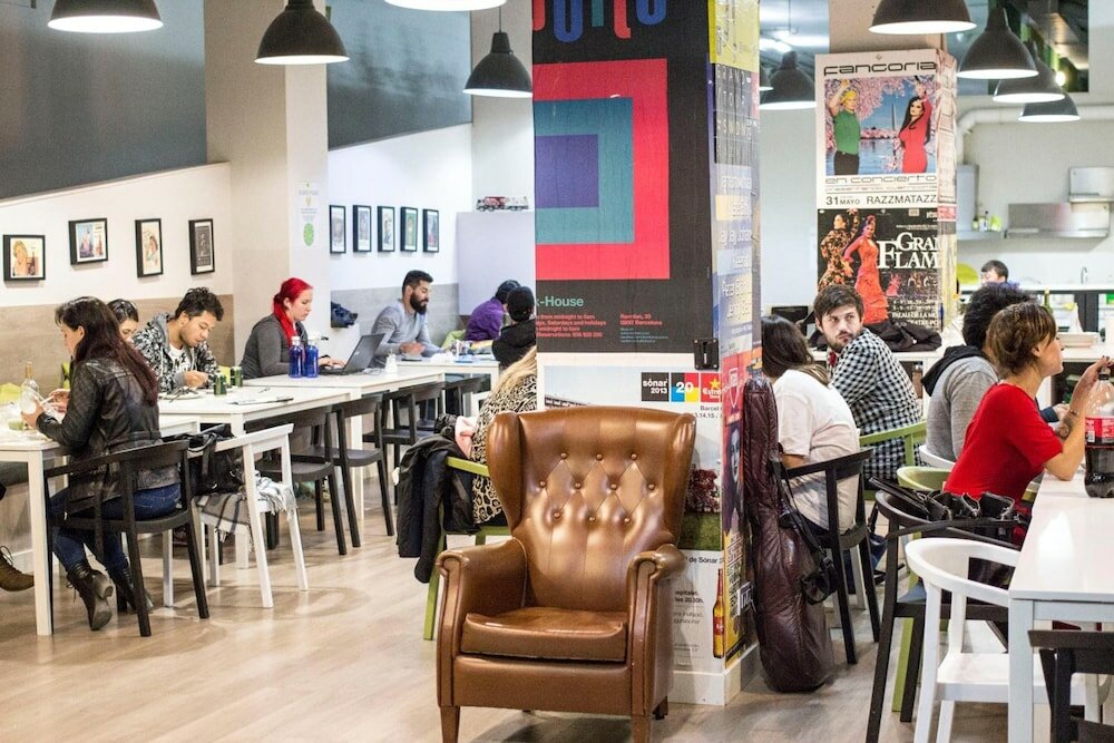 Фото Hola Hostal Eixample