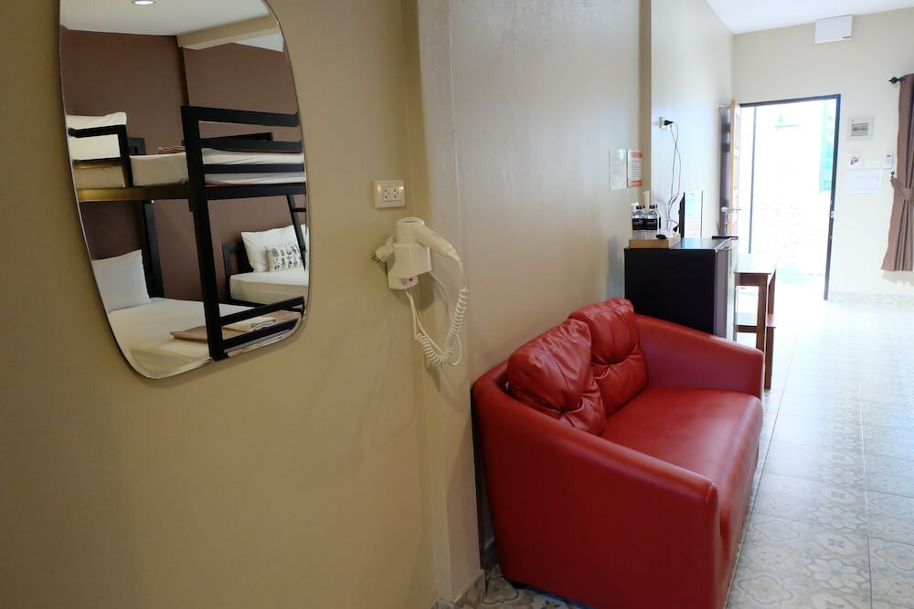 Фото Warm Well Hostel Kanchanaburi