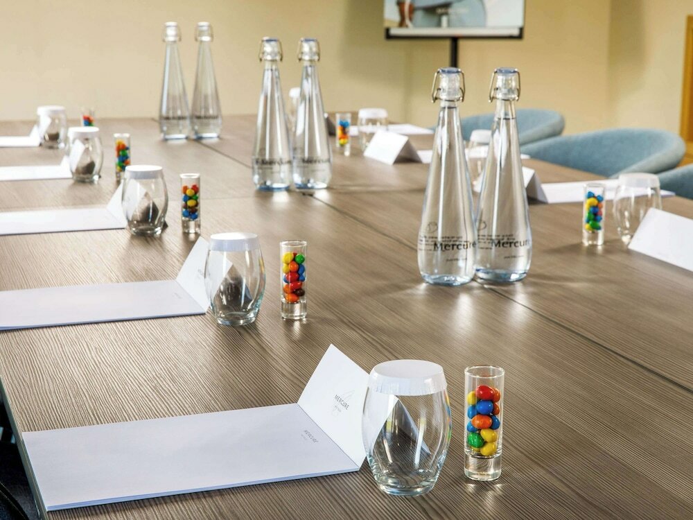 Фото Mercure Cardiff North Hotel