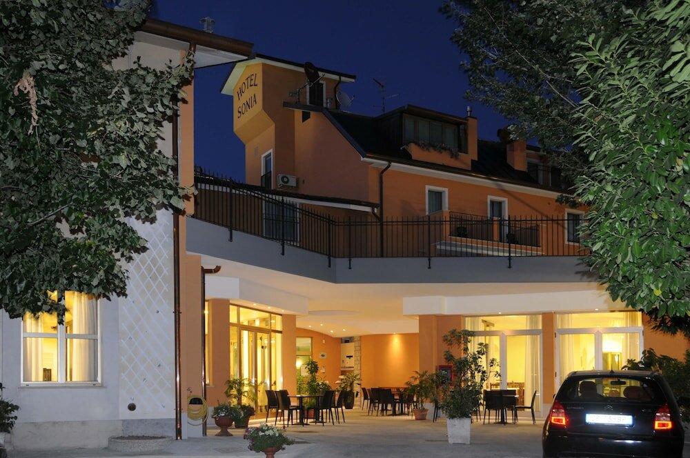 Фото отеля 1