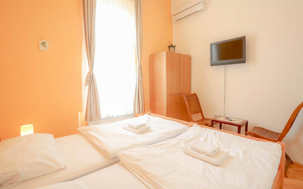 Фото Pigeon Square Rooms