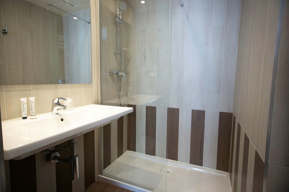 Фото Hôtel du Théâtre by Patrick Hayat