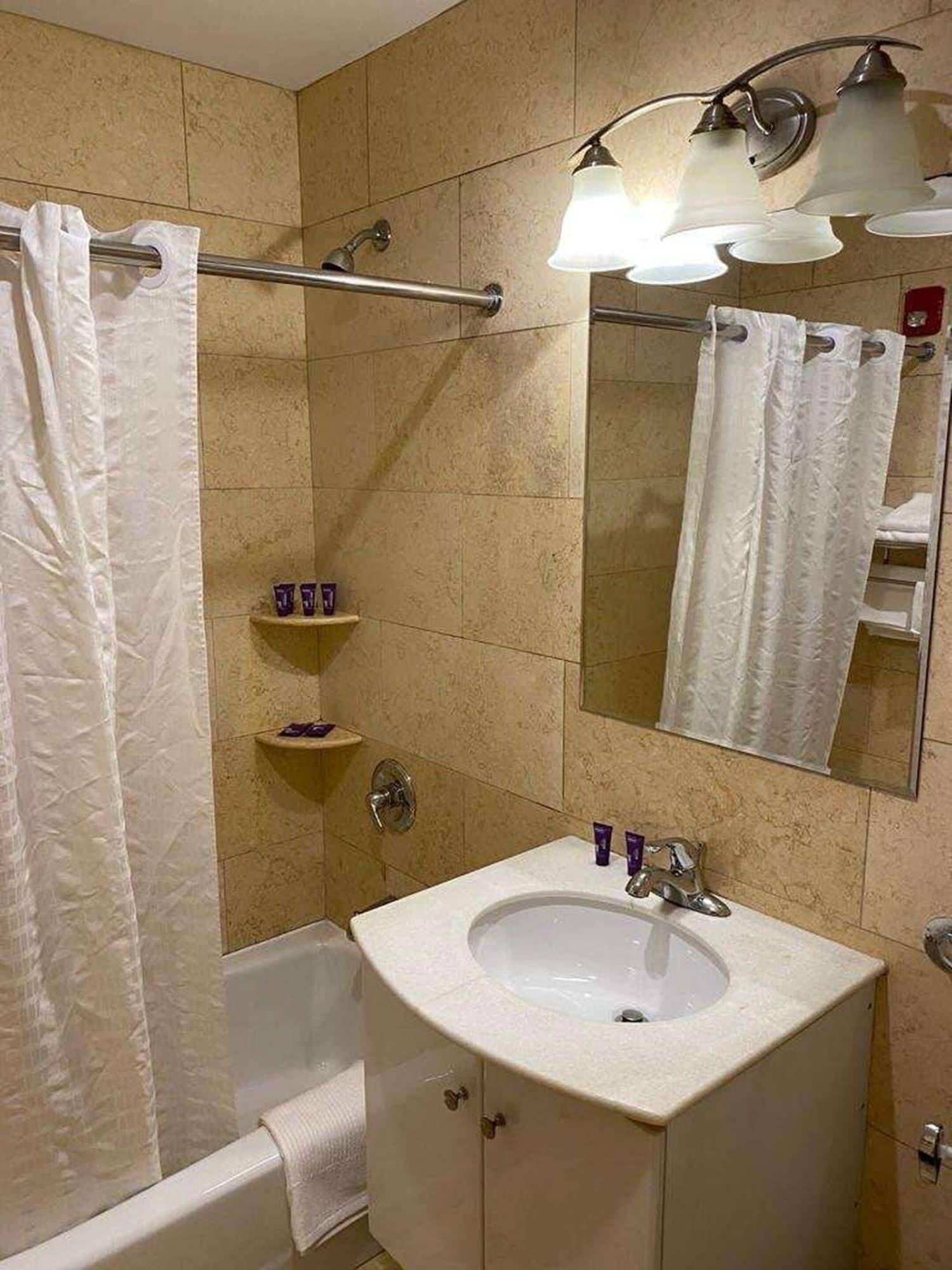 Фото Knights Inn Brooklyn Sunset Park