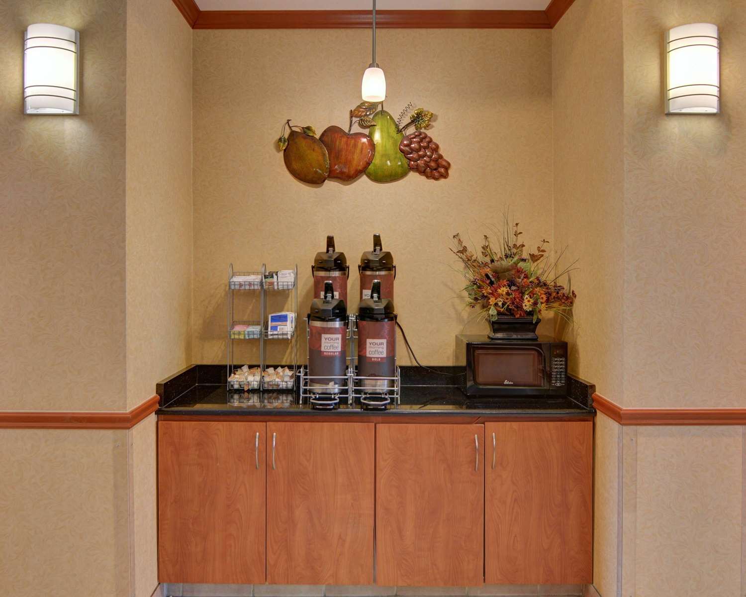 Фото Quality Suites Near Cedar Creek Lake