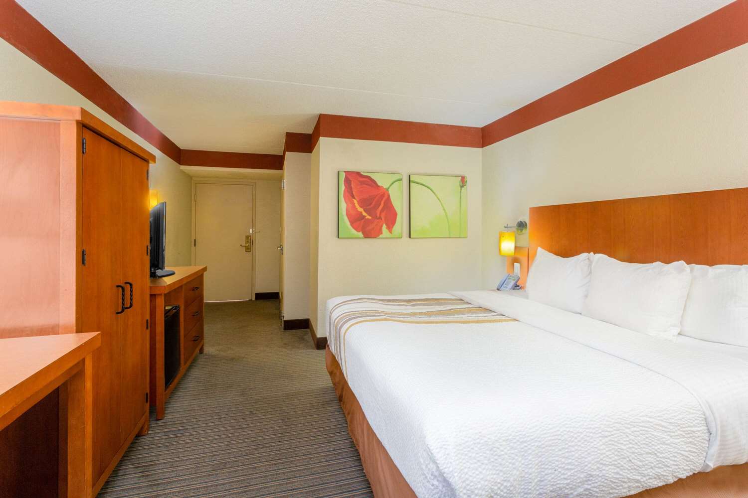 Фото La Quinta Inn & Suites by Wyndham Charlotte Airport North