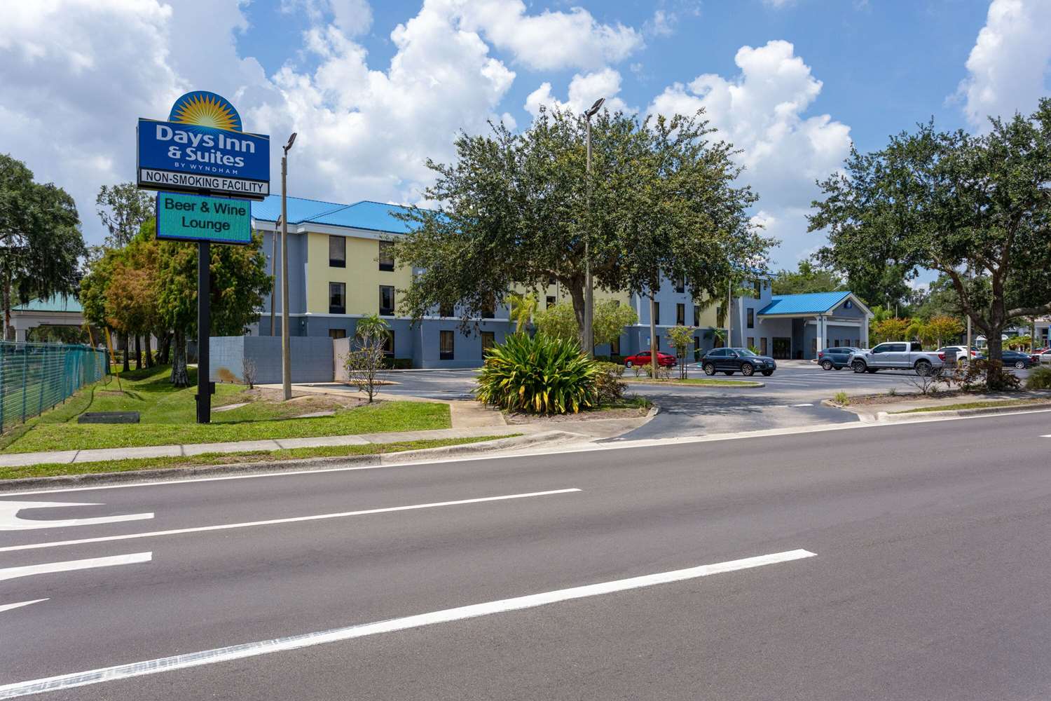 Фото Days Inn & Suites by Wyndham Lakeland