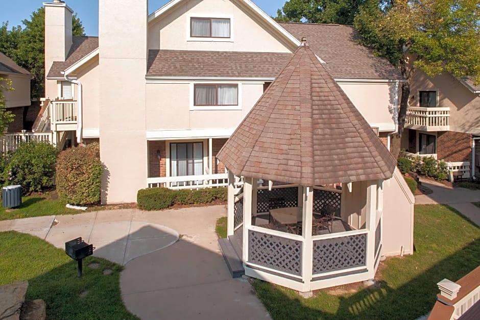 Фото Cloverleaf Suites Kansas City - Overland Park