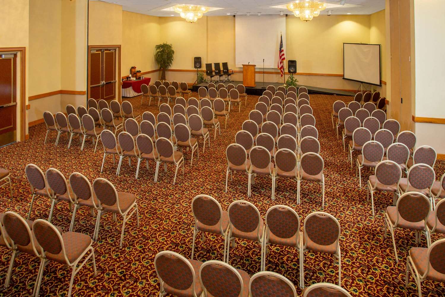 Фото Days Inn & Suites by Wyndham Tallahassee Conf Center I-10