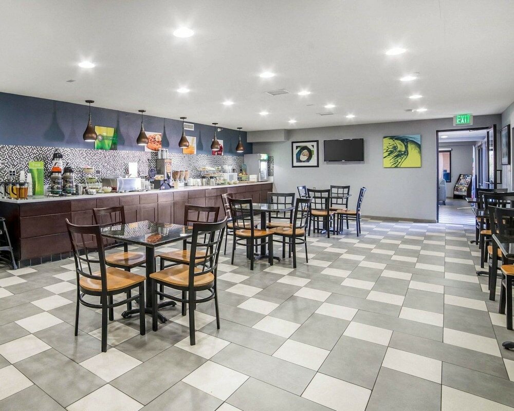 Фото Rodeway Inn & Suites