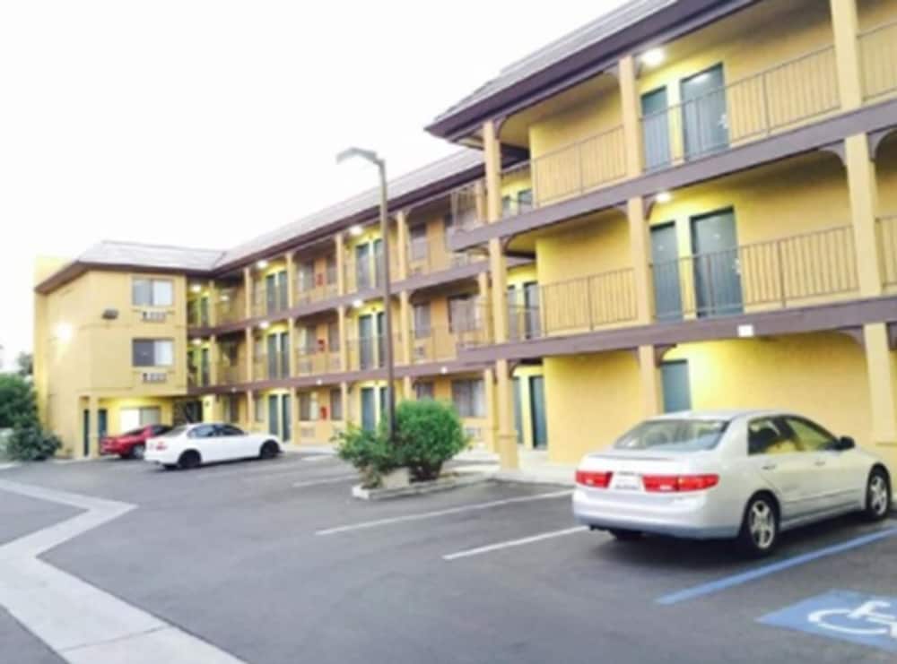 Фото Simply Home Inn & Suites