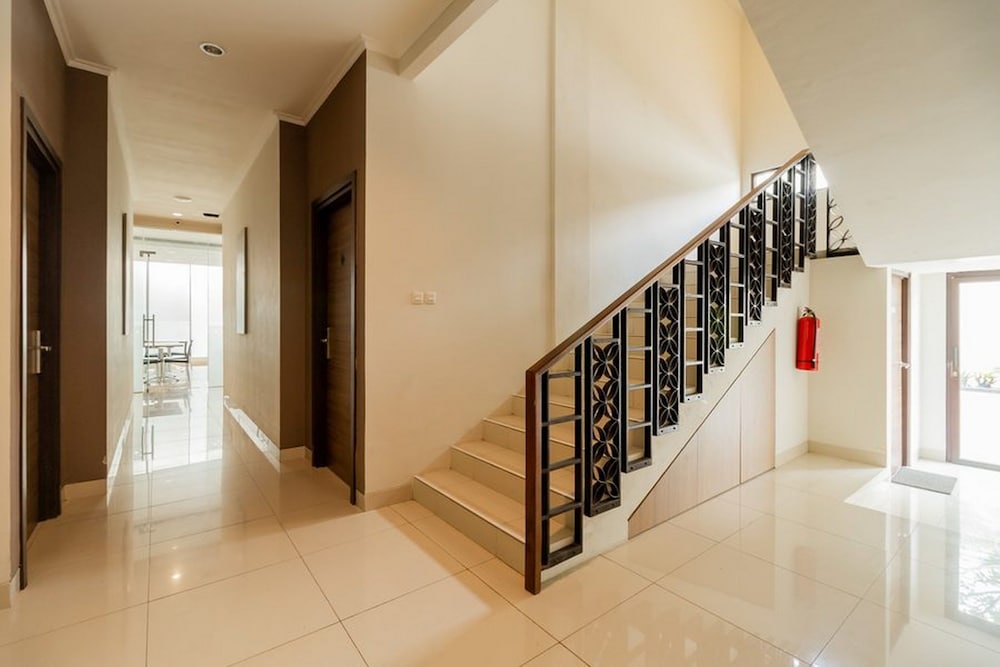 Фото RedDoorz Plus near Lippo Mall Kemang 2