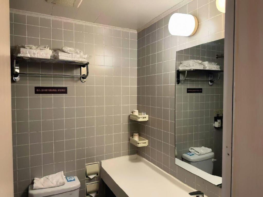 Фото Jinjiang Inn Wuhan Wuchang Railway Station