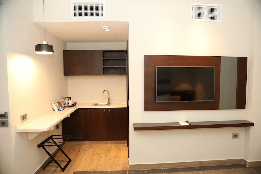 Фото The Compass Hotel