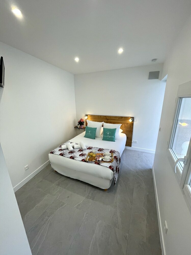 Фото Hotel Des Calanques