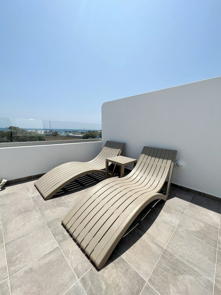 Фото White Lily - Adults Only 16 plus