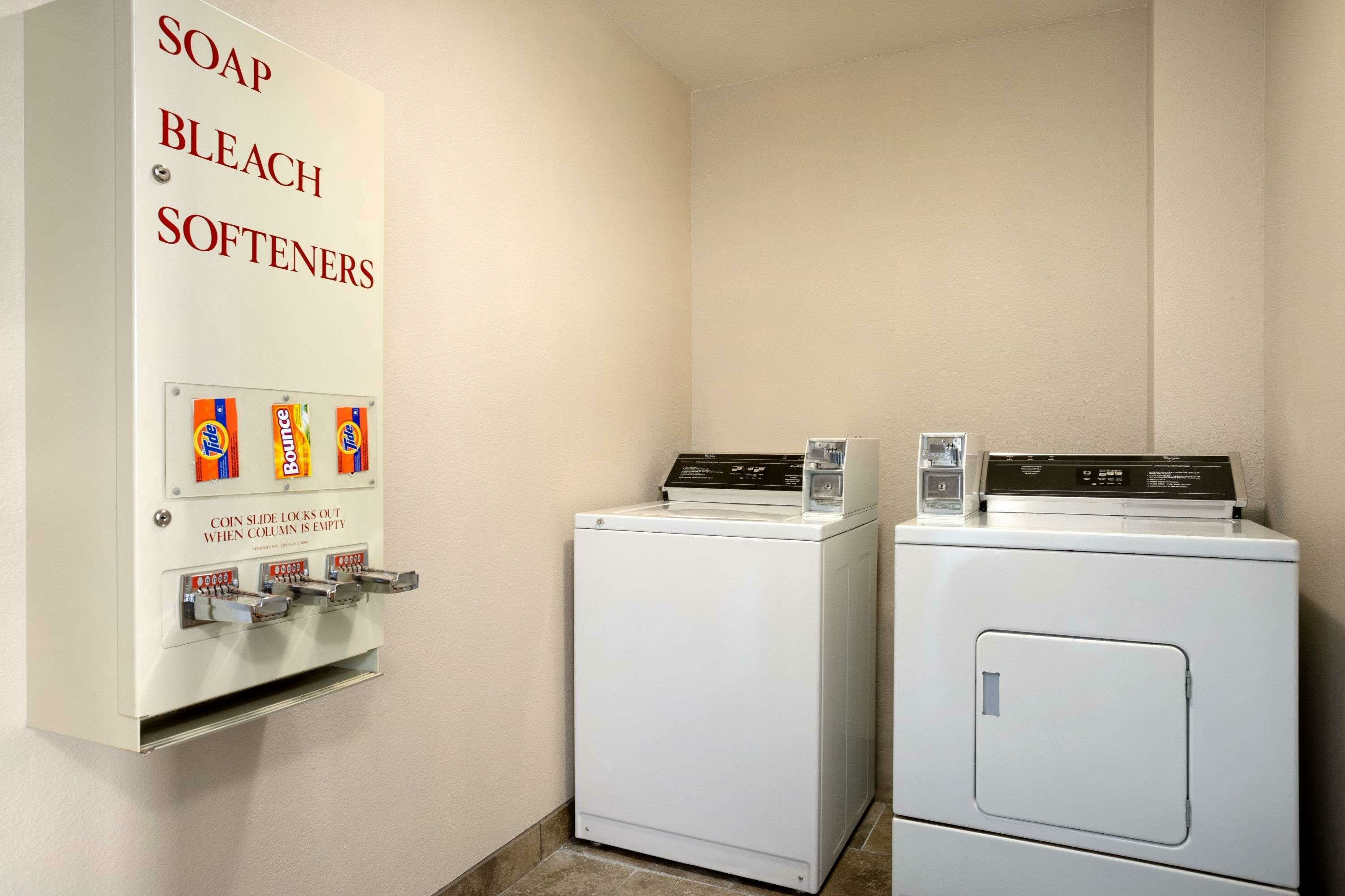 Фото Travelodge by Wyndham Cheyenne