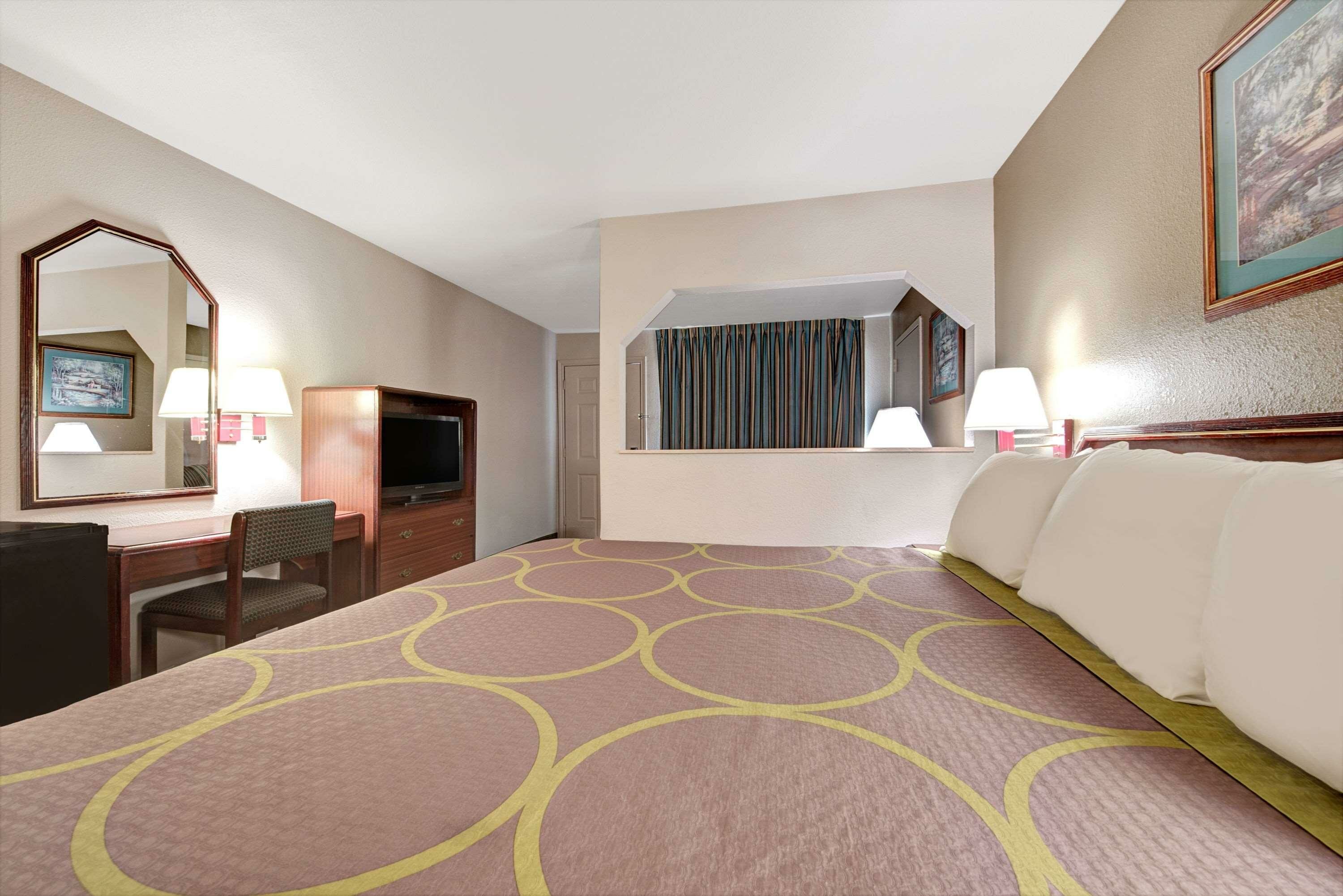 Фото Super 8 by Wyndham Richardson Dallas