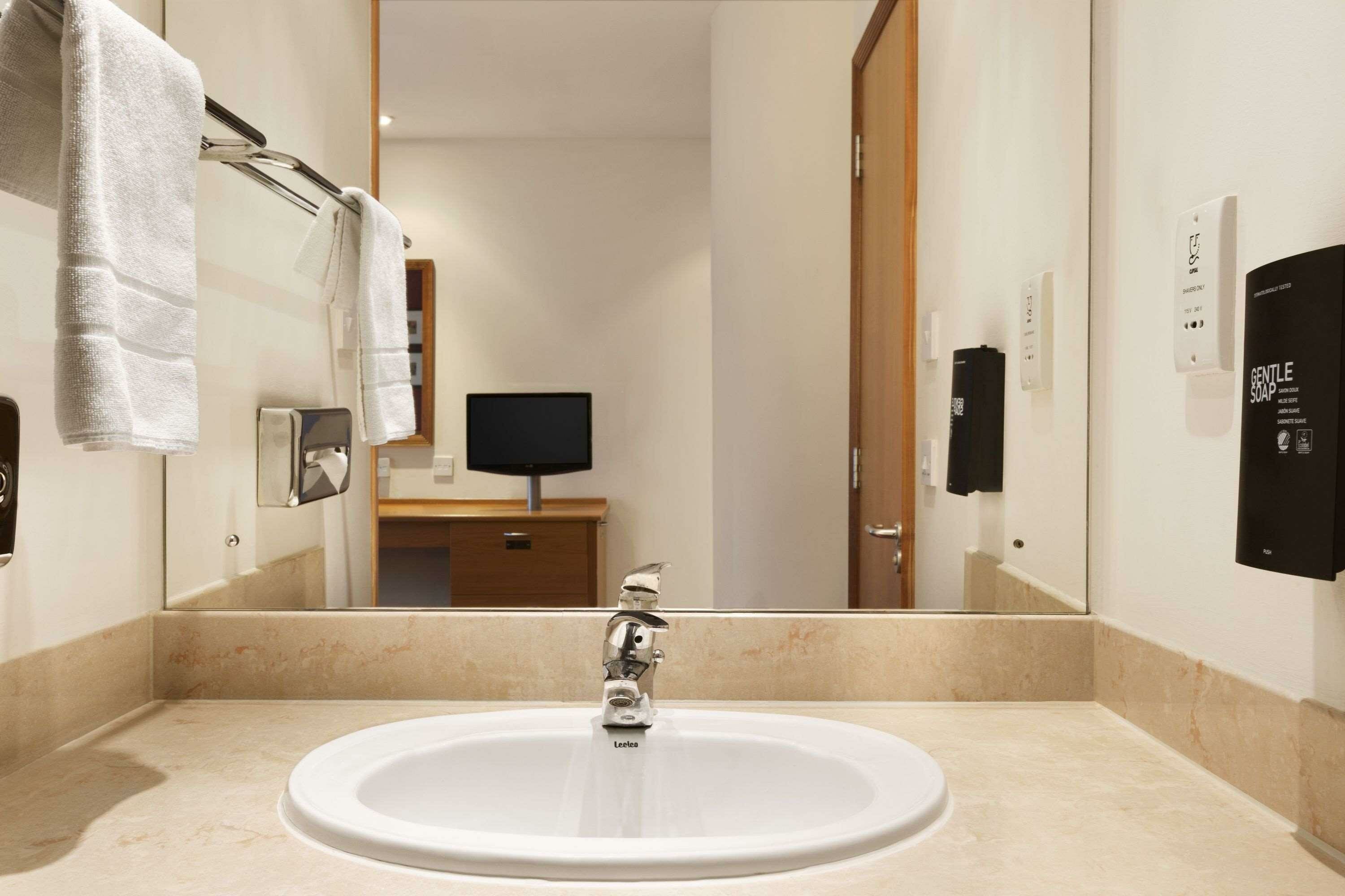 Фото Days Inn by Wyndham Peterborough