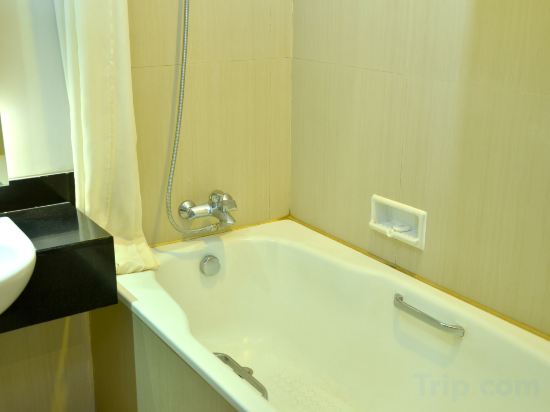 Фото Grand Cakra Hotel