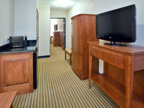 Фото Holiday Inn Express Hotel & Suites Fredericksburg, an Ihg Hotel