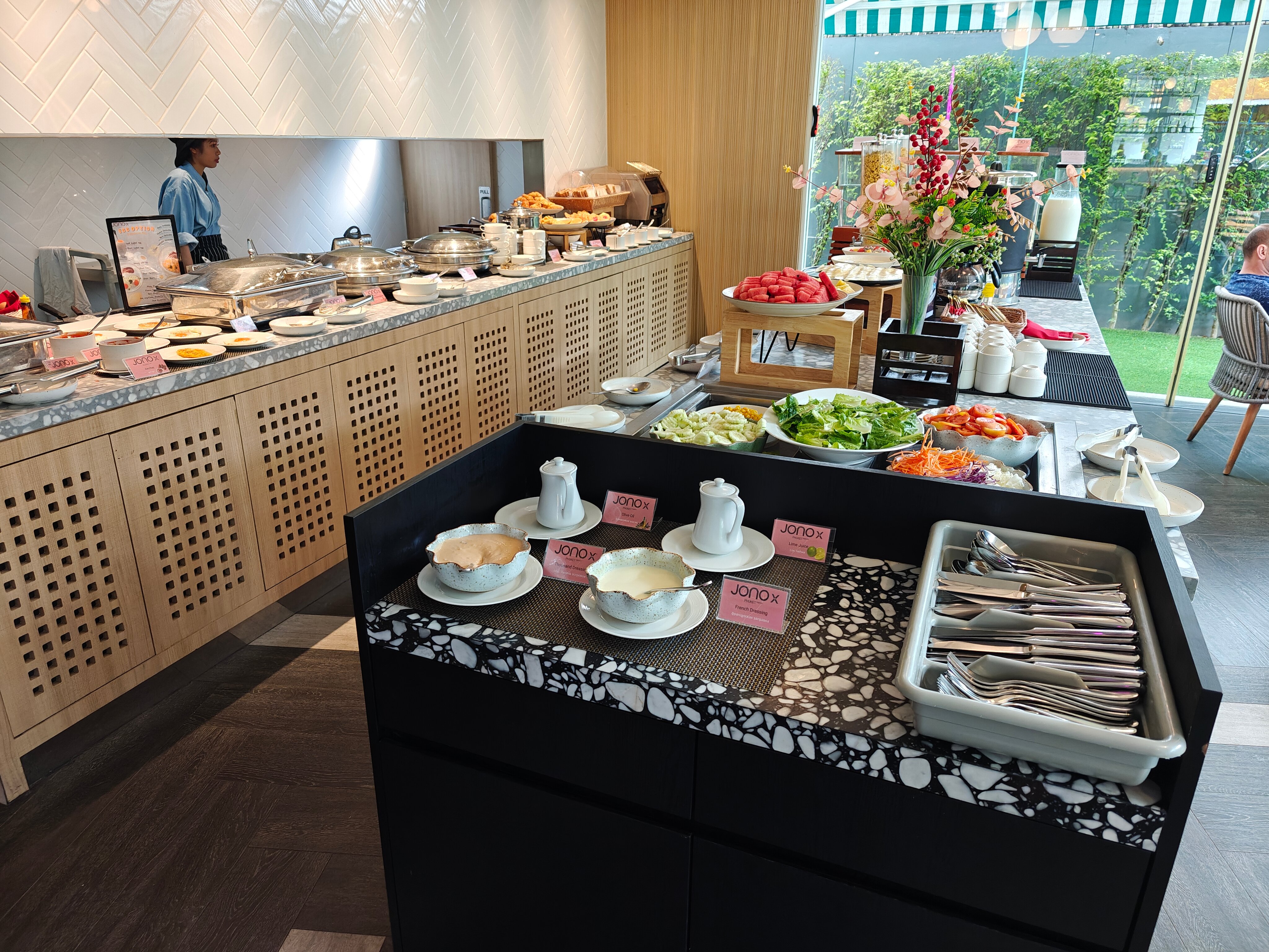 Фото JonoX Phuket Karon Hotel