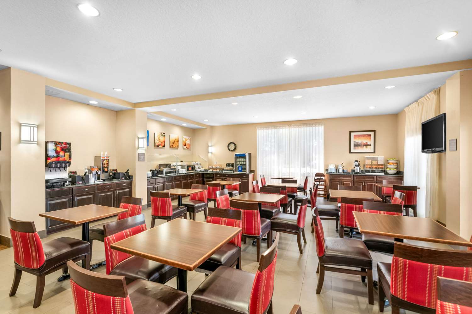 Фото Comfort Suites Orlando Airport