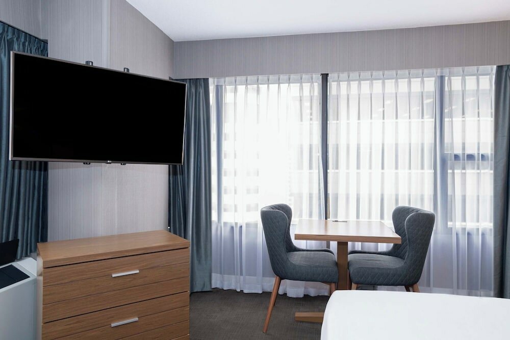 Фото Sandman Signature Calgary Downtown Hotel