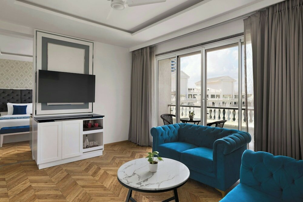 Фото Amanora The Fern Hotels & Club