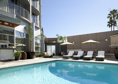 Гостиница Hotel Angeleno в Лос-Анджелесе