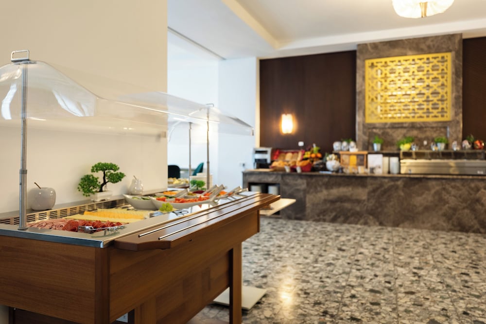 Фото Novum Select Hotel Prinz Eugen Wien