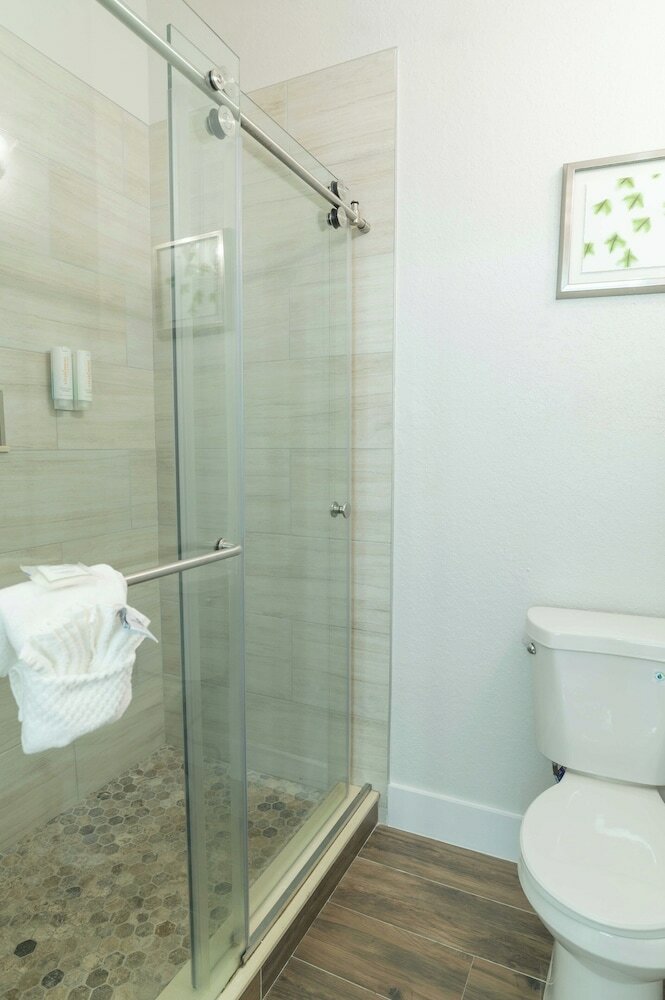 Фото Clarion Inn & Suites Central Clearwater Beach