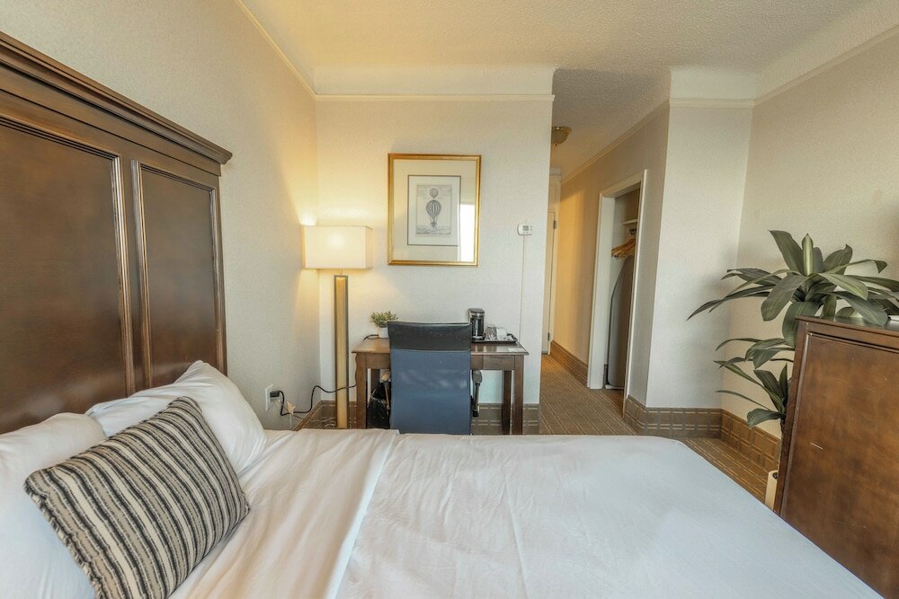 Фото Prince Arthur Waterfront Hotel & Suites