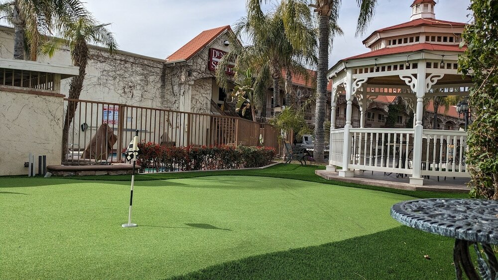 Фото Dynasty Suites Redlands