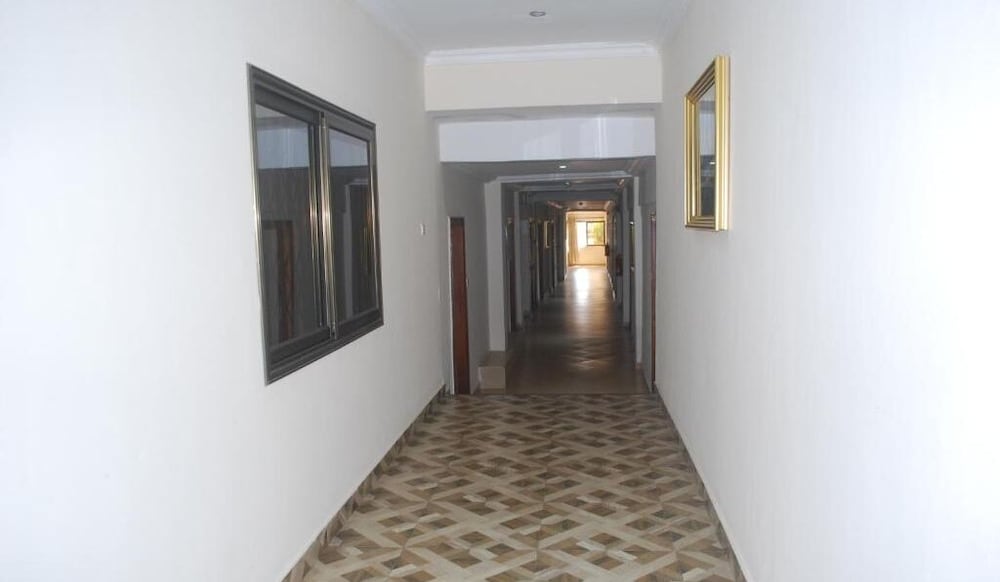 Фото Ampomaah Hotel