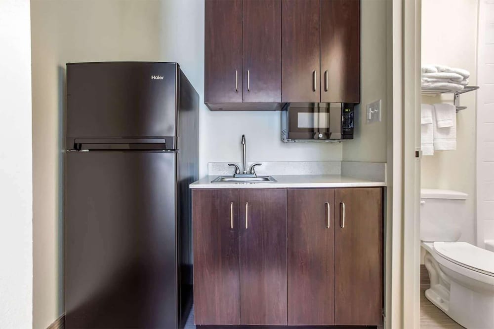 Фото Days Inn and Suites by Wyndham Oxford