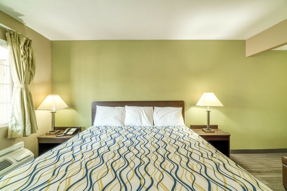 Фото Deluxe Inn & Suites By OYO Miami OK