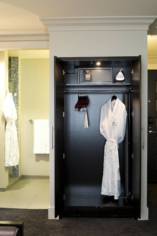 Фото Ambassador Hotel Kansas City, Autograph Collection