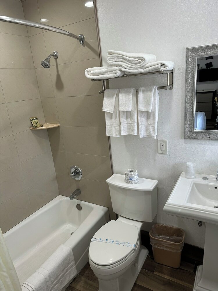 Фото Town and Country Inn