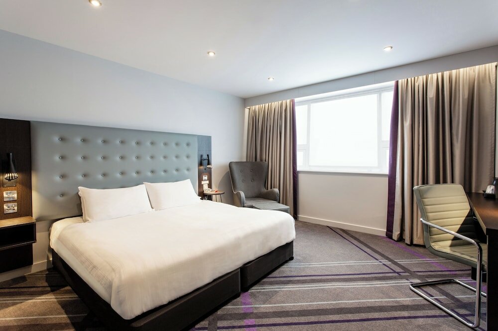 Фото Premier Inn London Canary Wharf Westferry