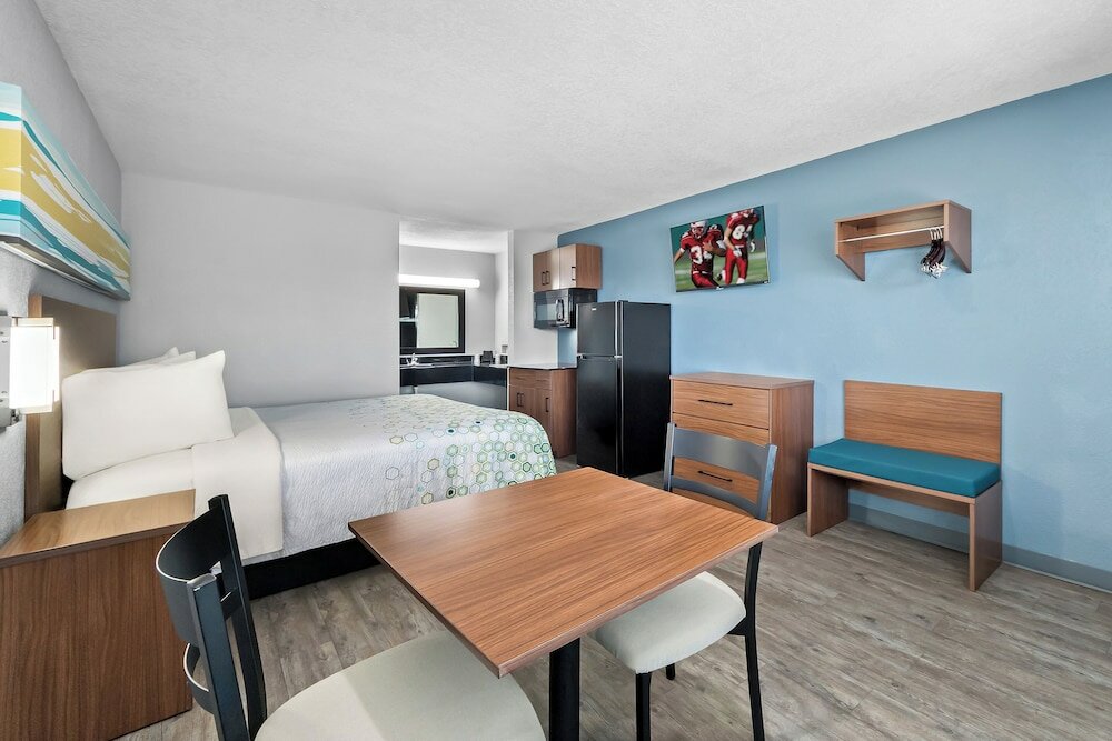 Фото HomeTowne Studios by Red Roof San Antonio E - Near At&t Center