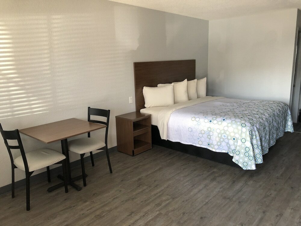 Фото HomeTowne Studios by Red Roof San Antonio E - Near At&t Center